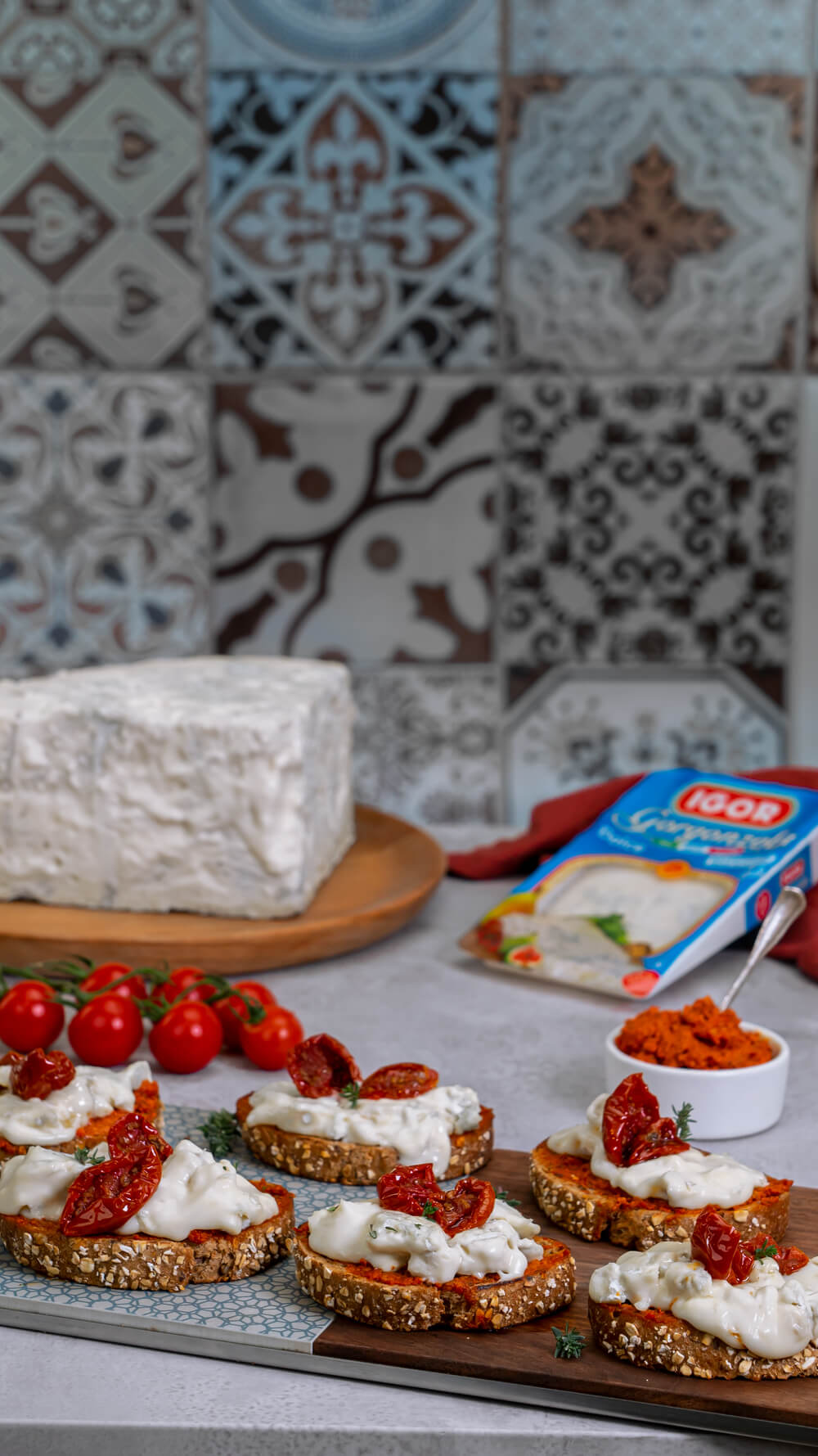 Bruschetta with ‘nduja, sweet Gorgonzola Igor and dried tomatoes
