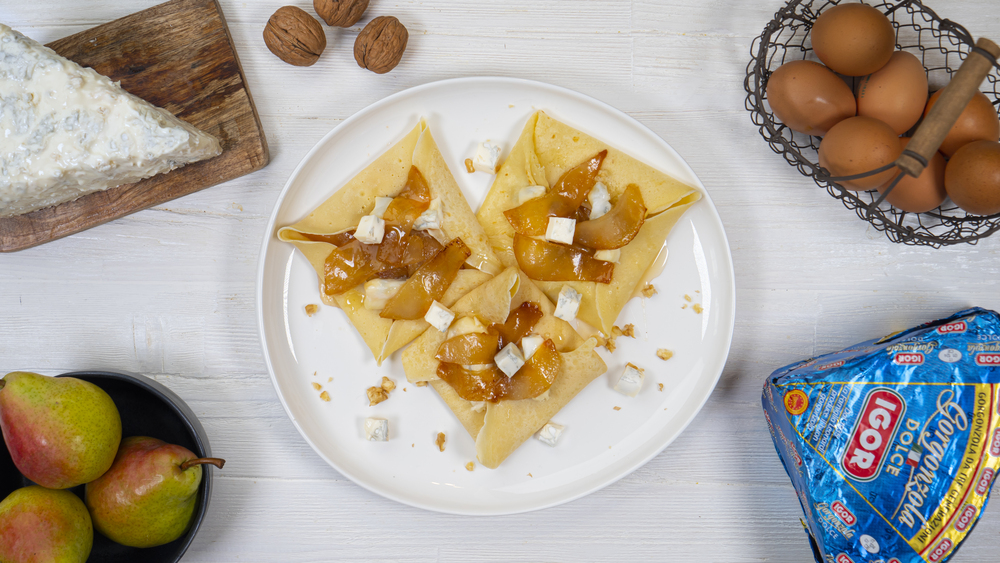 Crêpes with pears, sweet gorgonzola and honey