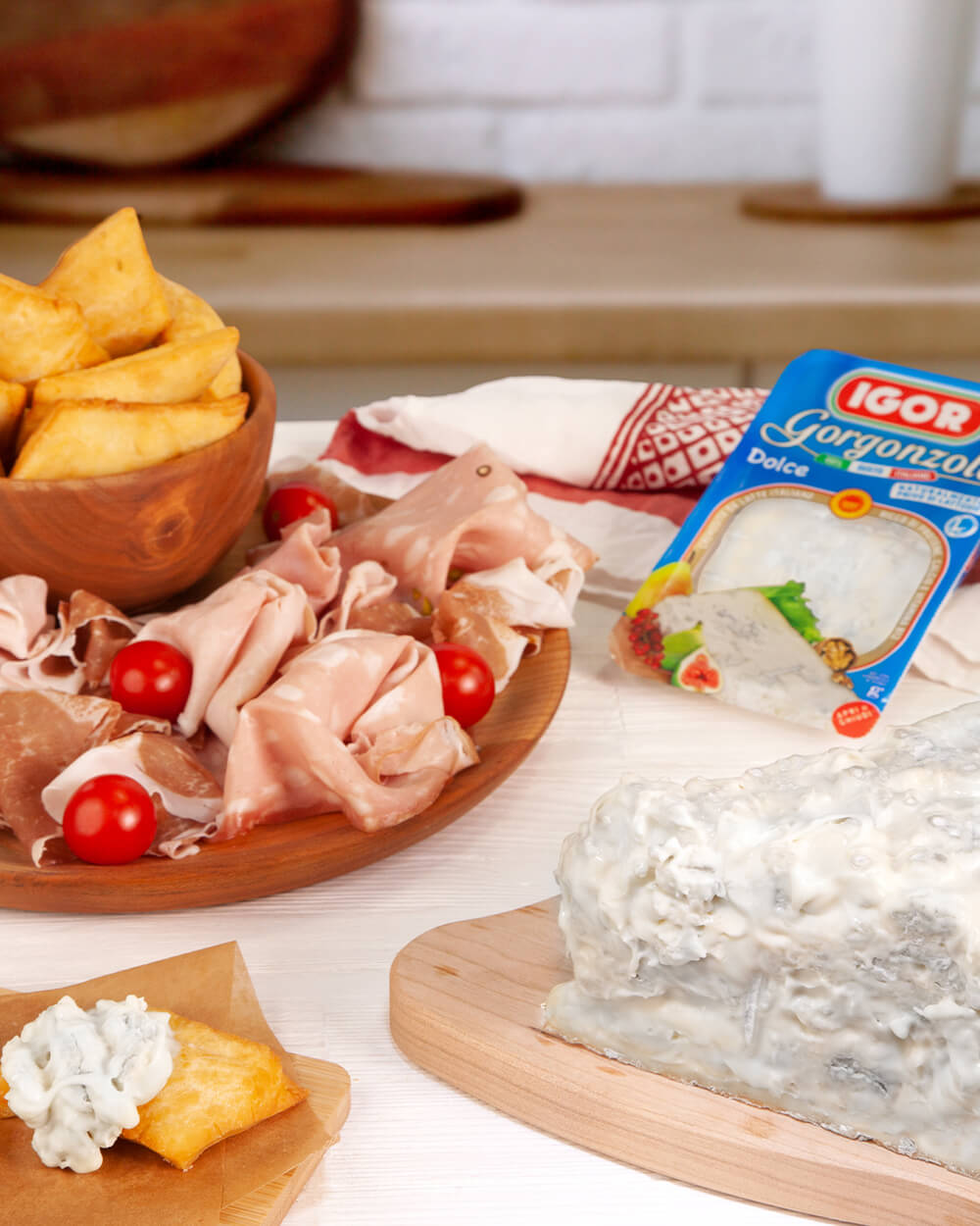 Fried gnocco with gorgonzola and cold cuts