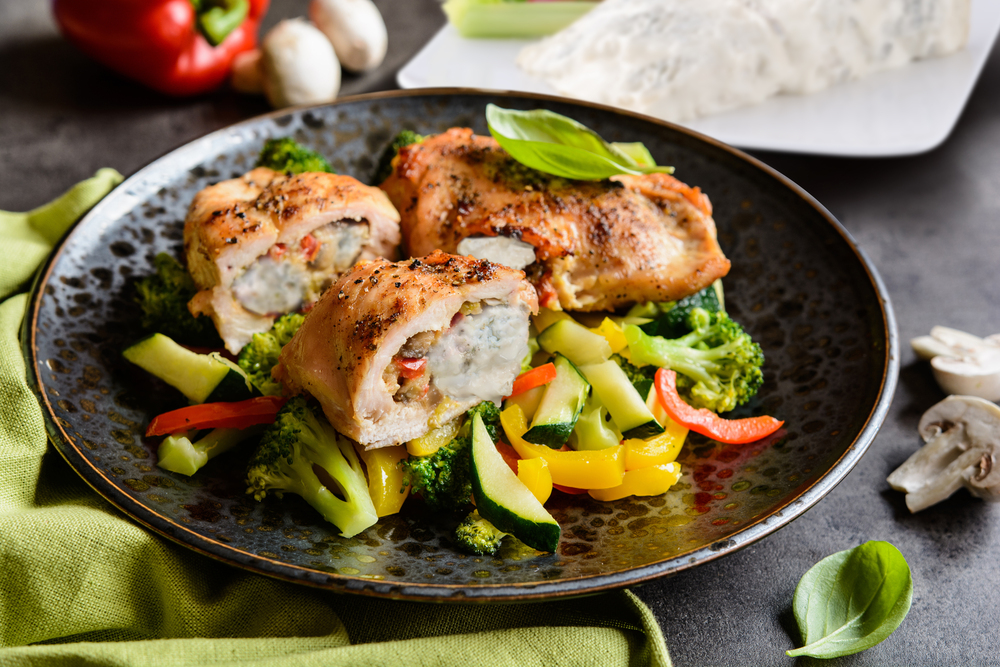 Chicken rolls stuffed with Gorgonzola and vegetables