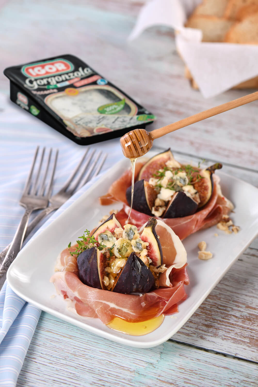 Raw ham roses with figs and Gorgonzola