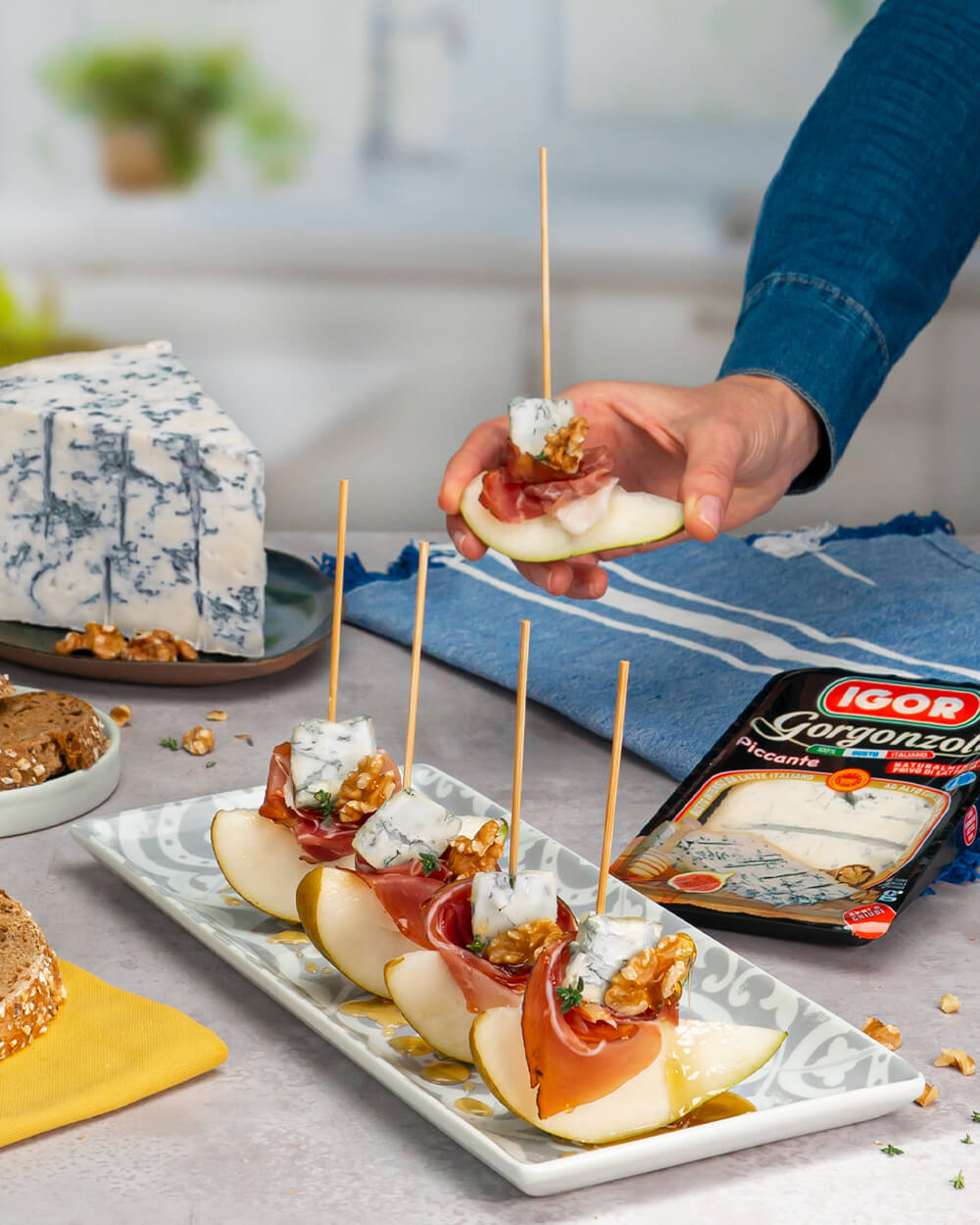 Fingerfood skewers with pear, speck, spicy gorgonzola and walnuts