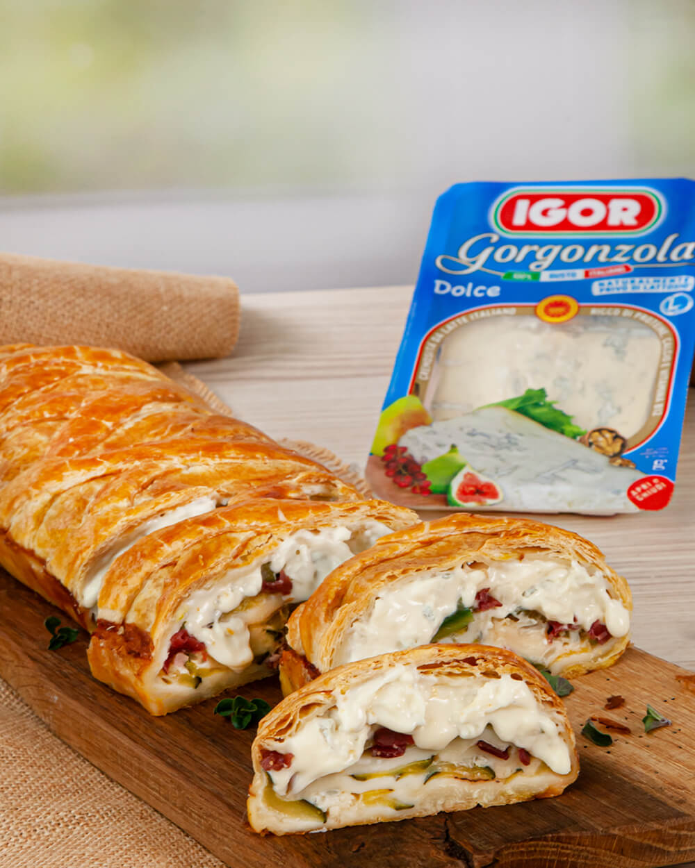 Savory strudel with gorgonzola, courgettes, speck and walnuts