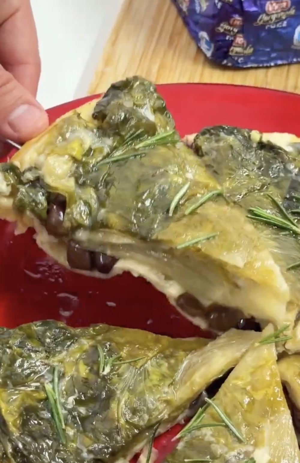 Torta salata di scarola, olive e gorgonzola
