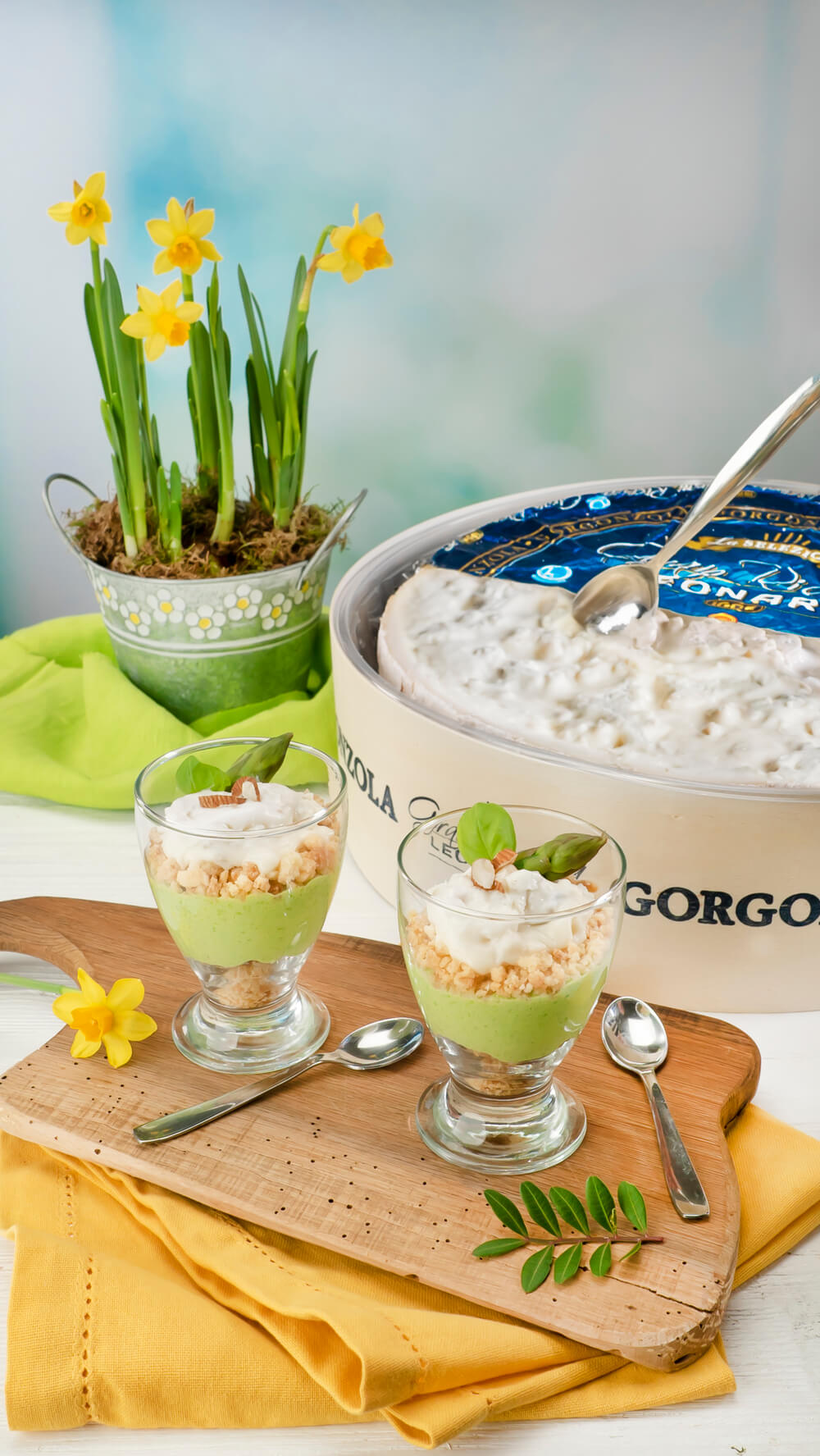 GLASSES WITH CREAM OF ASPARAGUS AND GORGONZOLA GRAN RISERVA LEONARDI BY THE SPOON