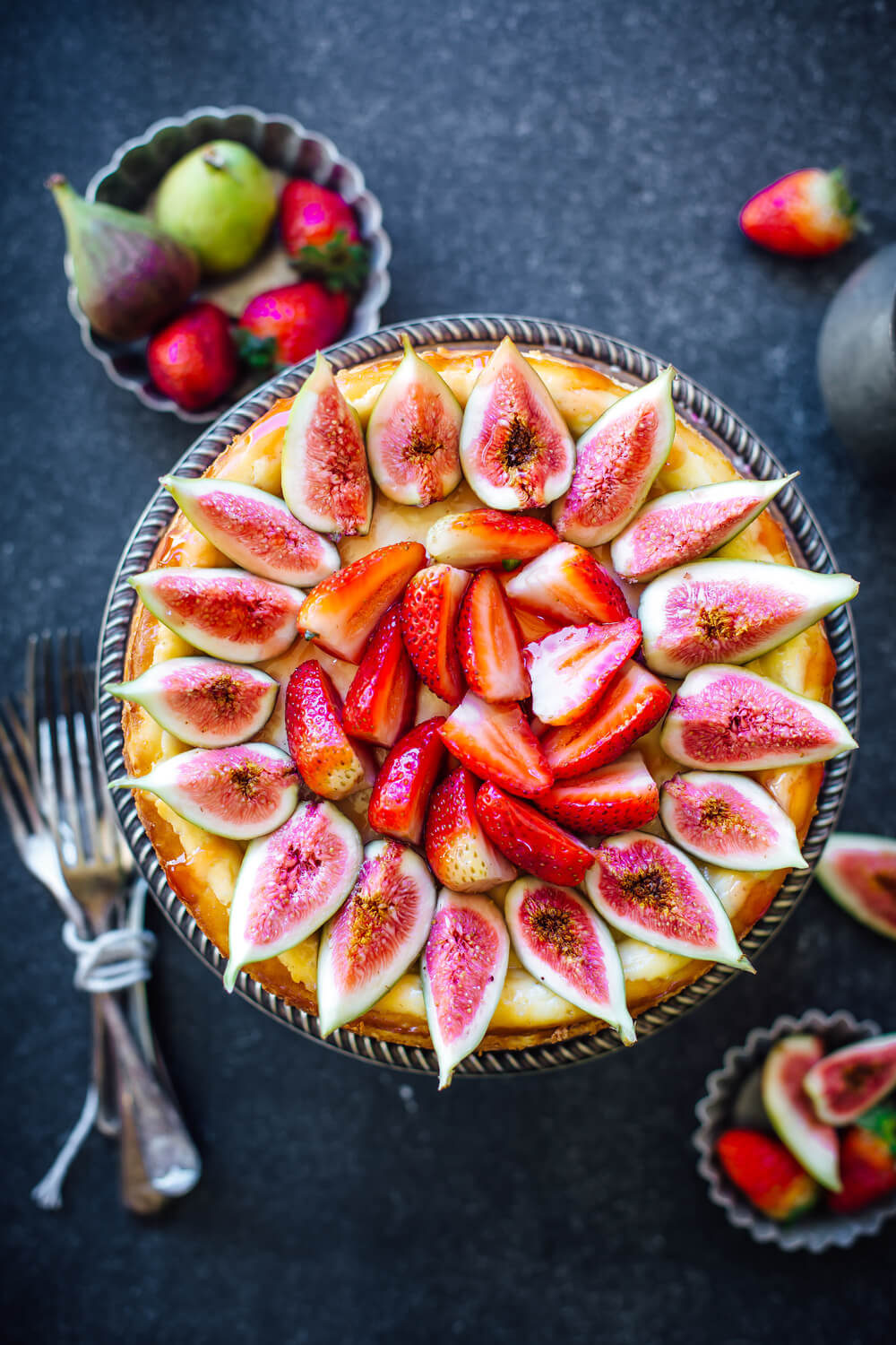 Cheesecake with Gorgonzola, figs and strawberries