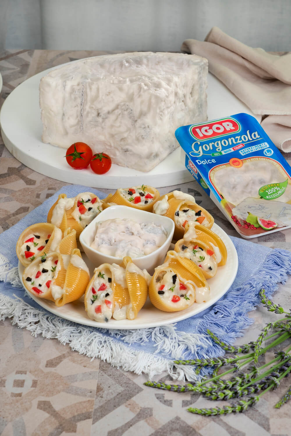 Cold Conchiglioni Stuffed with Sweet Gorgonzola