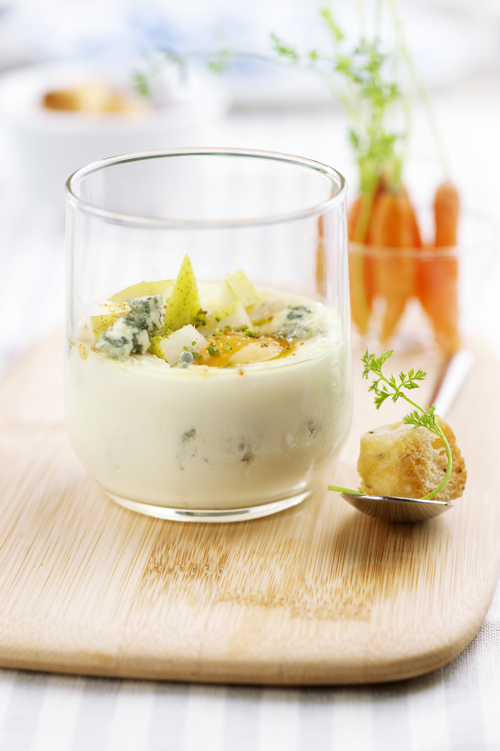 Gorgonzola cream with pears, spicy Gorgonzola and pistachios