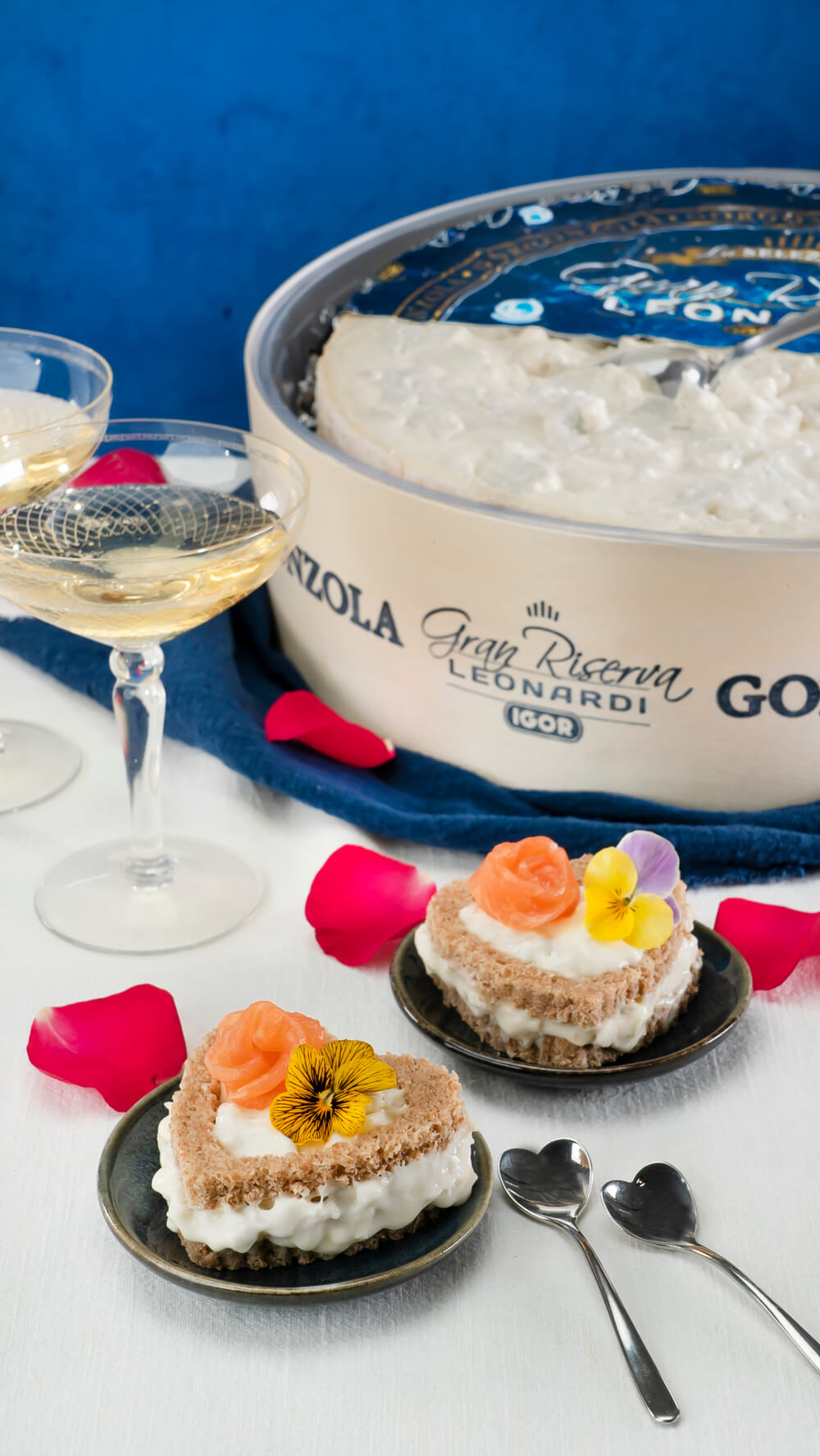 BREAD HEARTS WITH GORGONZOLA GRAN RISERVA LEONARDI AND SALMON ROSES
