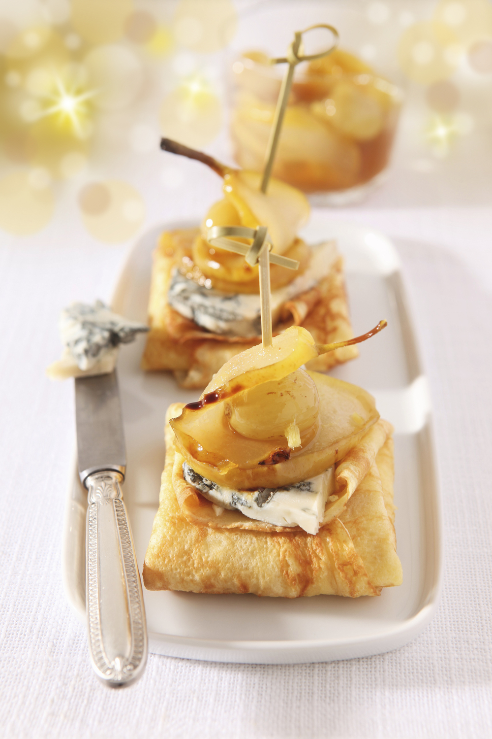 Crêpe dumplings with gorgonzola, pears and grapes