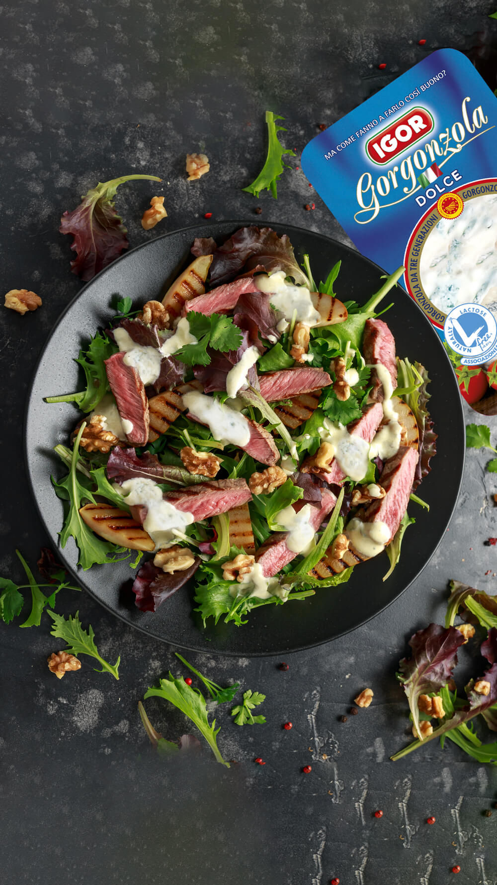 Gorgonzola salad, sliced ​​beef and grilled pears