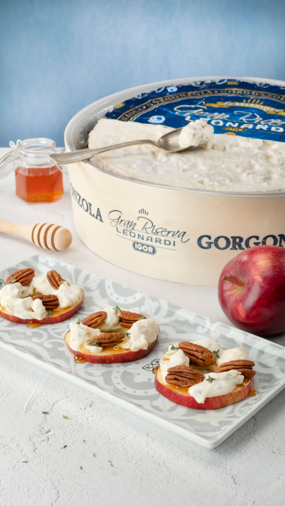 APPLE ROUNDS WITH LEONARDI GORGONZOLA GRAN RISERVA, PECANS, HONEY AND THYME