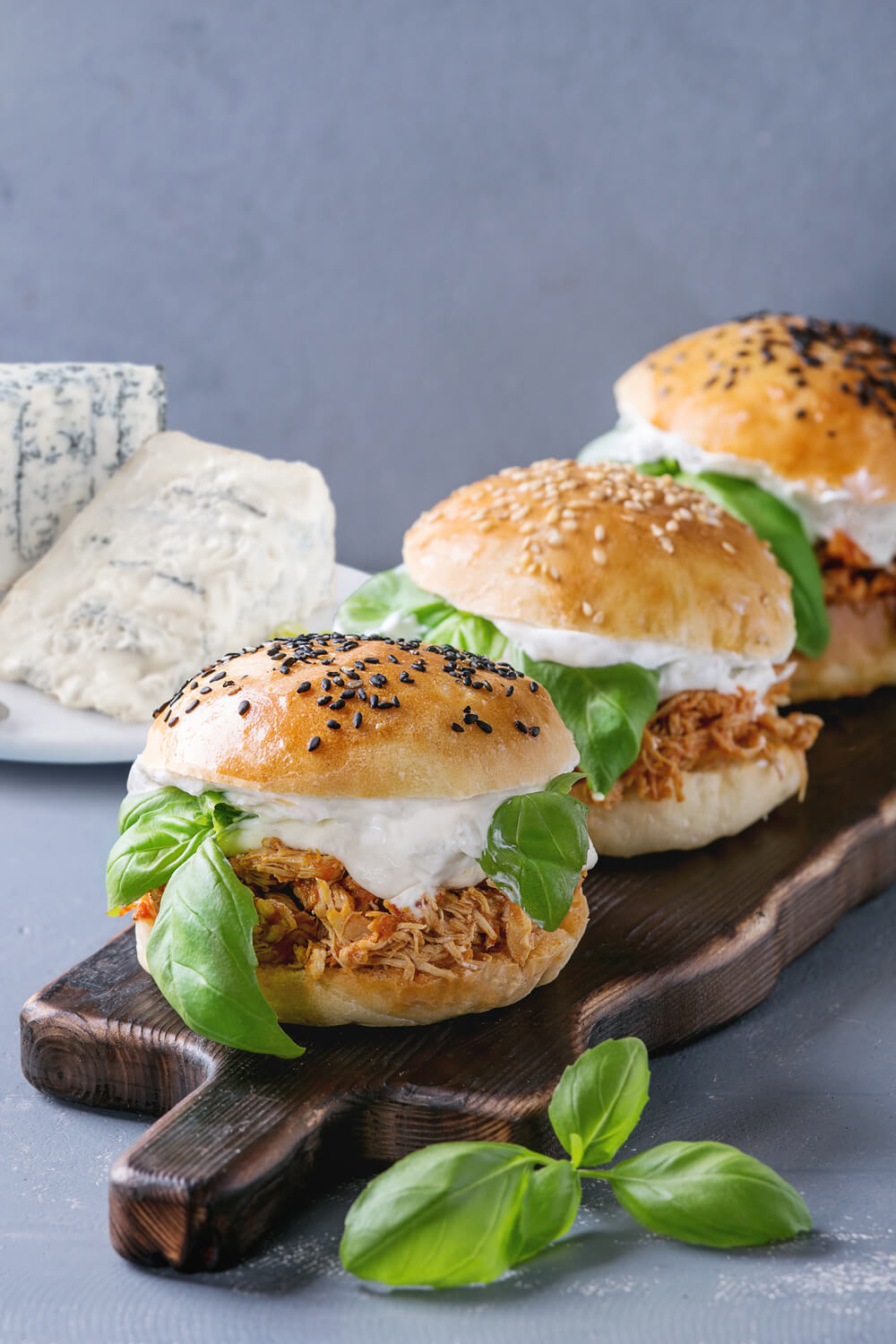Mini burgers with shredded chicken and sweet Gorgonzola