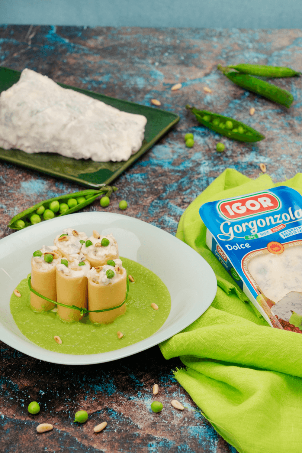 Paccheri stuffed with sweet Gorgonzola on a pea cream sauce