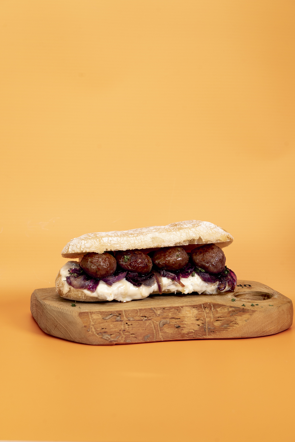 Sandwich with beef meatballs, Gorgonzola Dolce Igor and caramelized onion