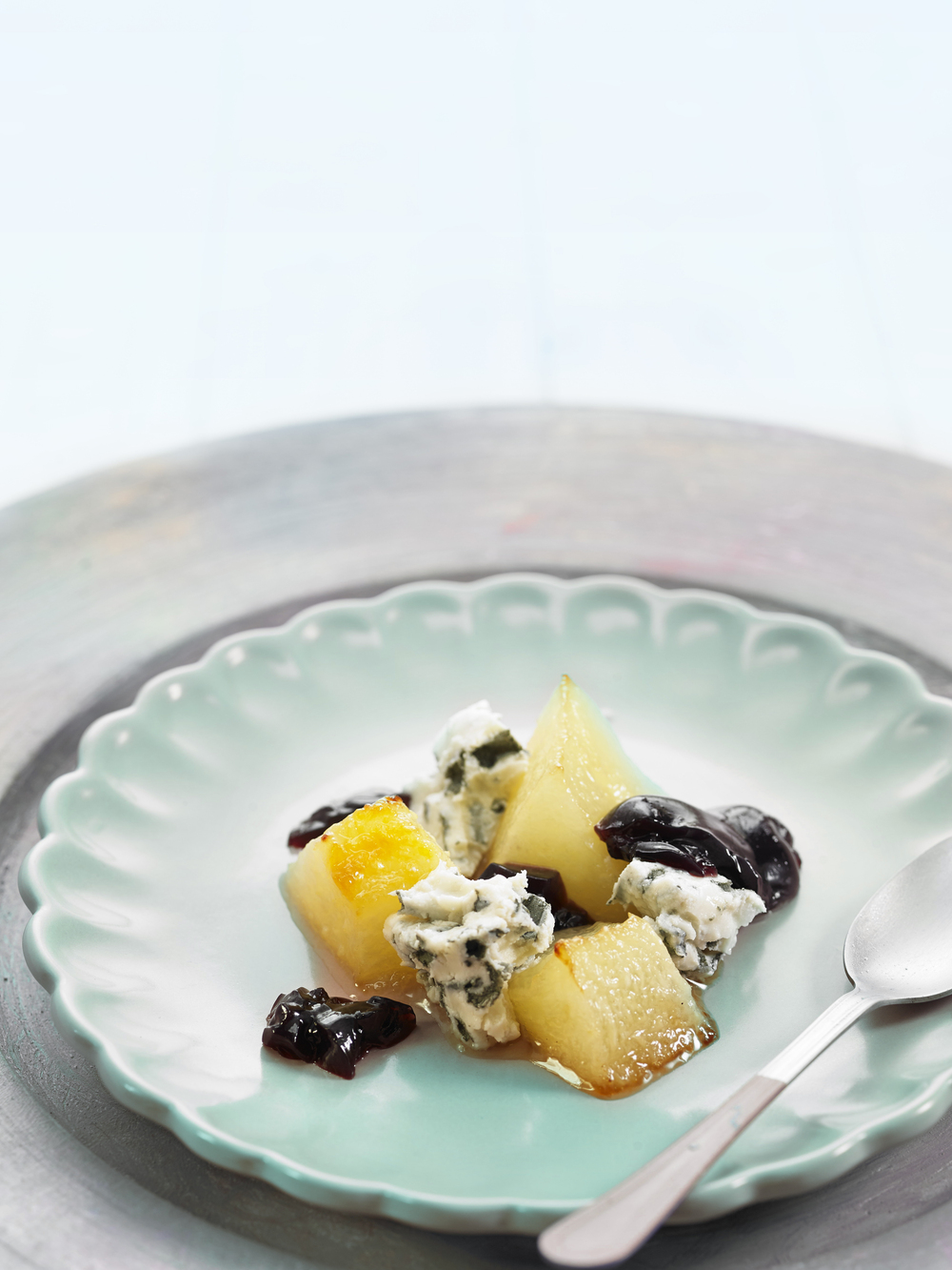 Caramelized pears with spicy Gorgonzola and red wine jelly