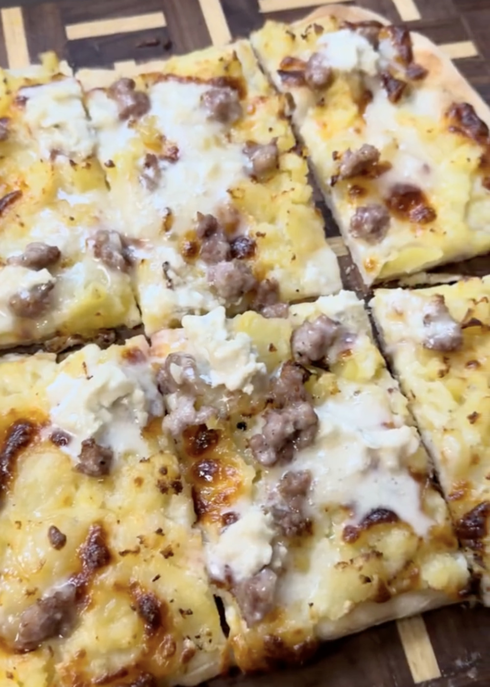 White pan with potatoes, sausage and Gorgonzola Dolce Gran Riserva Leonardi Igor