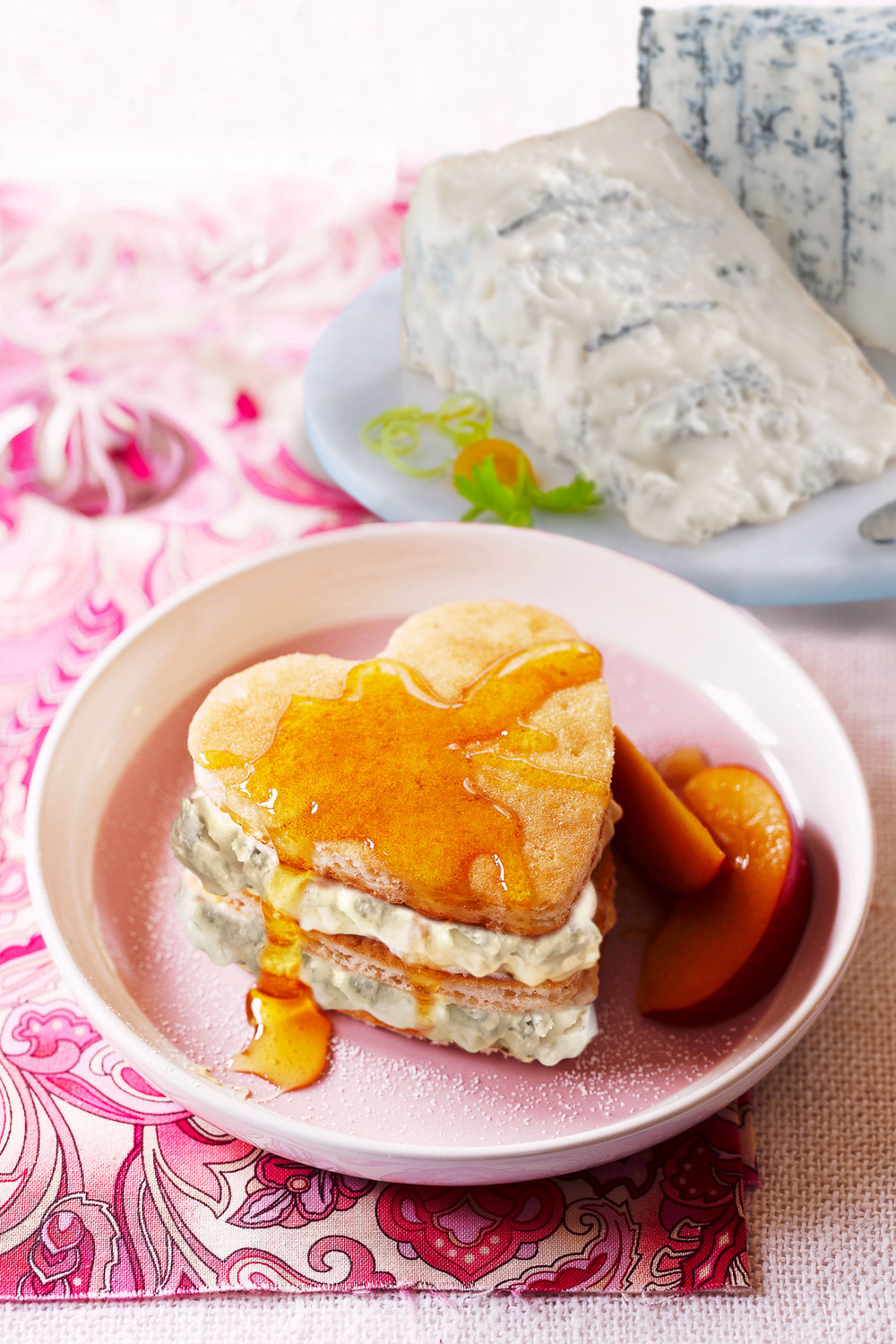 Heart-shaped cake with Gorgonzola cream and honey