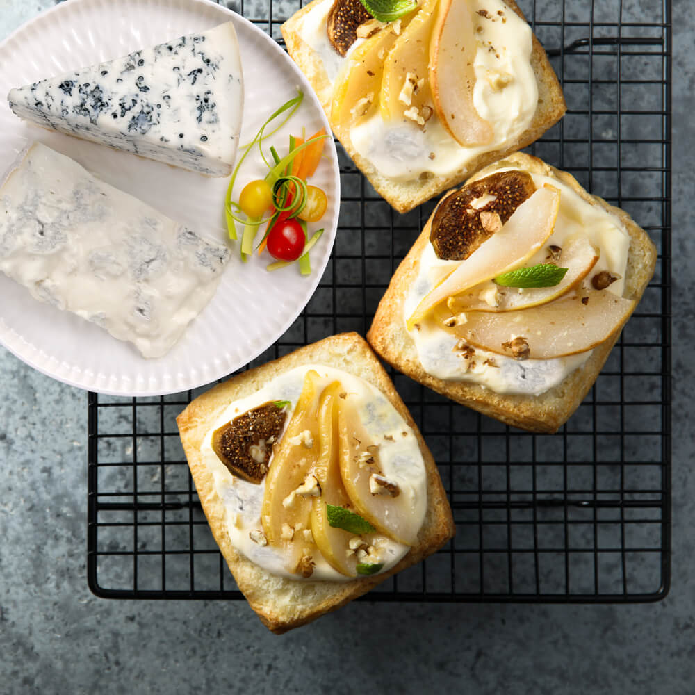 Cakes of pears, figs, walnuts and Igor sweet Gorgonzola cream