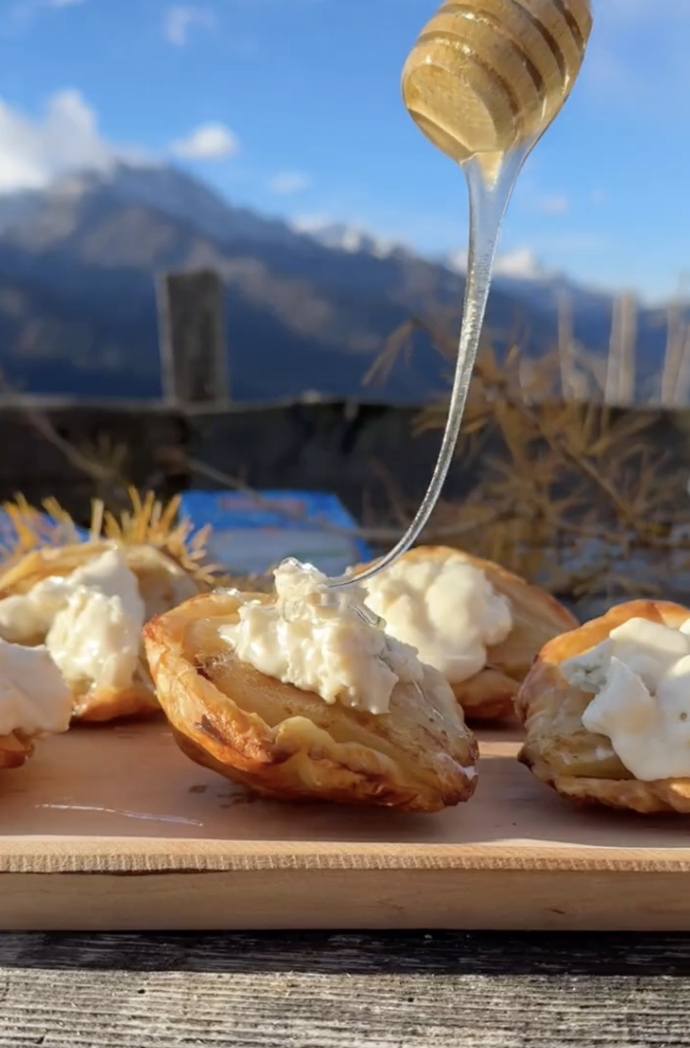 Pears covered in puff pastry, with IGOR sweet Gorgonzola, walnuts and honey.