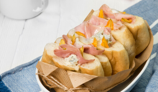 Ricetta Bollos con jamón cocido, flores de calabacín y queso gorgonzola  dulce Igor