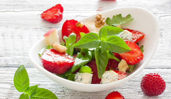 Sellerieblatt-Salat mit Erdbeeren und Gorgonzola