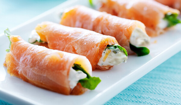 Rollen Von Lachs, Rucola und  mildem Gorgonzola