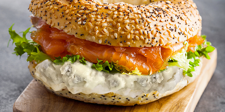 Bagel mit Räucherlachs, Salat und Gorgonzola dolce