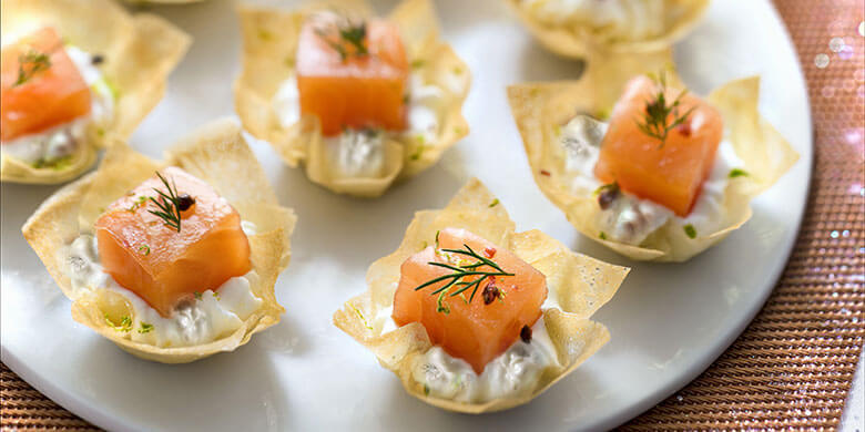 Filoteig-körbchen mit Gorgonzola-creme und würfeln von geräuchertem lachs