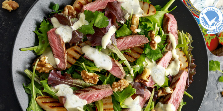 Salat mit Gorgonzola, dünn geschnittenem Rindfleisch und gegrillten Birnen