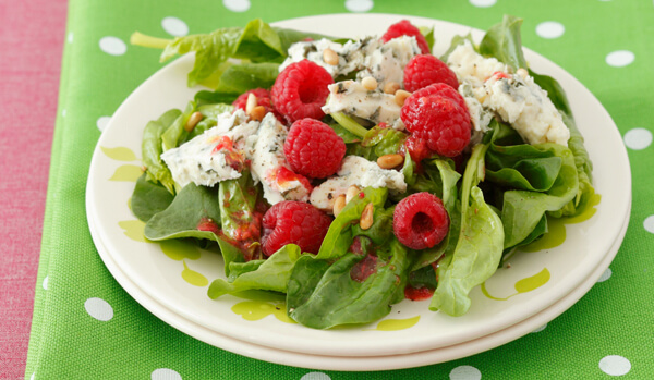 Spinatsalat mit himbeeren, Gorgonzola und pinienkernen