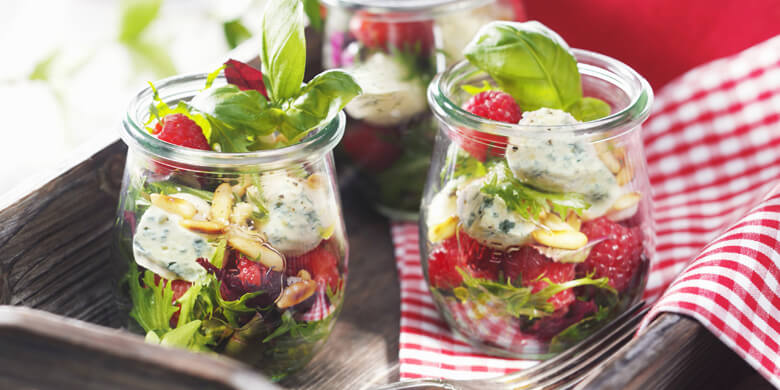 SALAT MIT HIMBEEREN, GERÖSTETen Pinienkernen UND GORGONZOLA