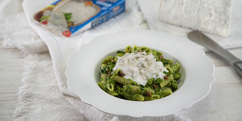 Penne mit Spinatpesto, Walnüssen und Gorgonzola-Soße