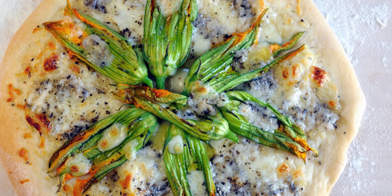 Pizza mit Gorgonzola und zucchiniblüten