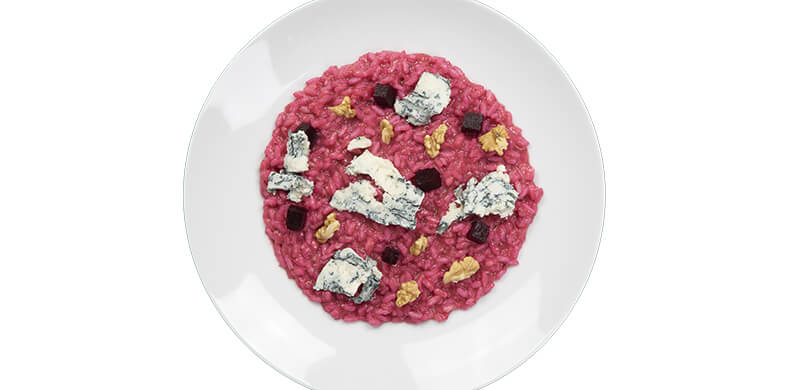 Risotto mit roter Rübe, Gorgonzola piccante Igor und Walnüssen