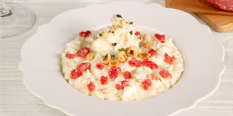 Risotto mit gorgonzola, salsiccia di bra und haselnüssen