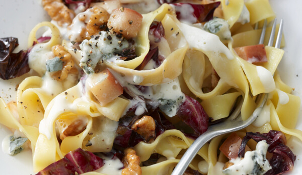 Ricetta Tagliatelle autunnali con Gorgonzola piccante, radicchio, pere e noci