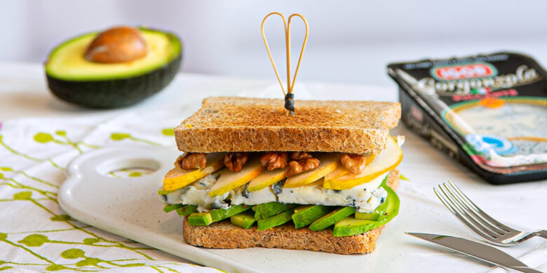 Toast mit avocado, Gorgonzola Piccante, birnen und walnüssen