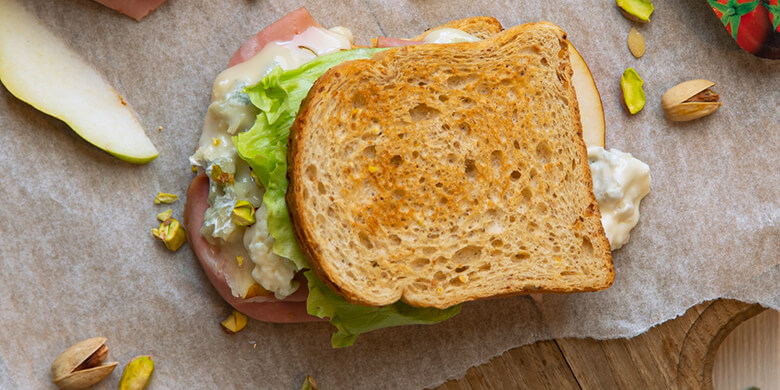 Toast mit mortadella, Gorgonzola Dolce, iceberg-salat, pistazien und birnen