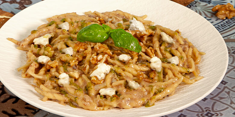 Trofie mit gorgonzola, walnüssen und pesto-tröpfchen