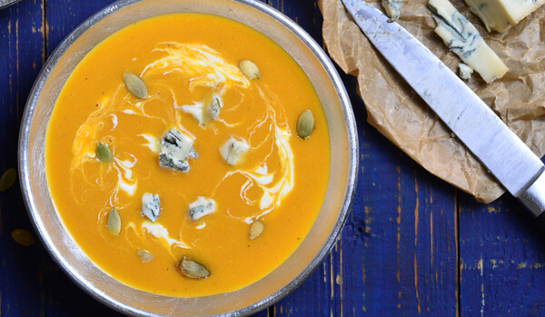 Kürbissuppe mit gewürfeltem gorgonzola piccante