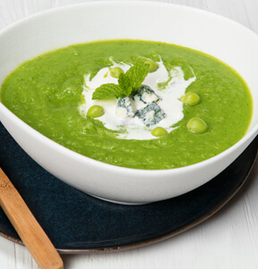 CREMA DI ZUCCHINE E PISELLI CON GORGONZOLA PICCANTE E CHIPS DI PANE CROCCANTE 