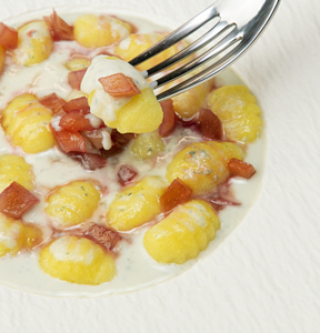 GNOCCHI AL GORGONZOLA CON PERE E RIDUZIONE AL VINO ROSSO