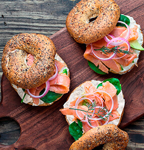 BAGEL AL GORGONZOLA DOLCE E SALMONE