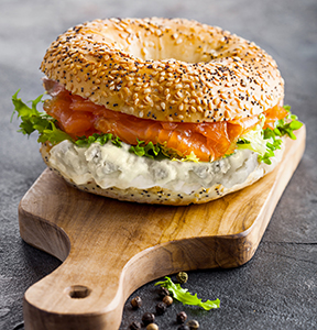 BAGEL AL SALMONE AFFUMICATO, INSALATA E GORGONZOLA DOLCE