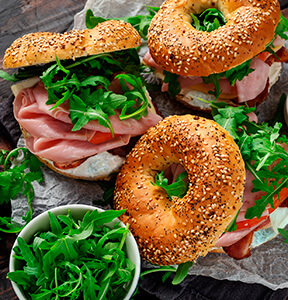 BAGEL AL GORGONZOLA DOLCE, PROSCIUTTO COTTO, POMODORO E RUCOLA