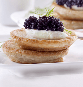 BLINI MIT GRAN RISERVA GORGONZOLA-CREME UND KAVIAR