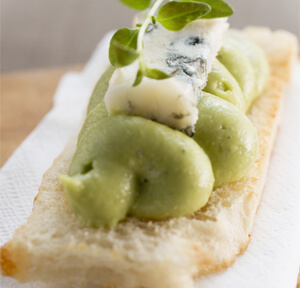 BRUSCHETTINA AL BLU DI CAPRA CON CREMA DI AVOCADO