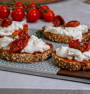 BRUSCHETTE CON ‘NDUJA, GORGONZOLA DOLCE IGOR E POMODORINI SECCHI