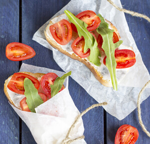 BRUSCHETTE CON BLU DI CAPRA IGOR, POMODORINI E RUCOLA